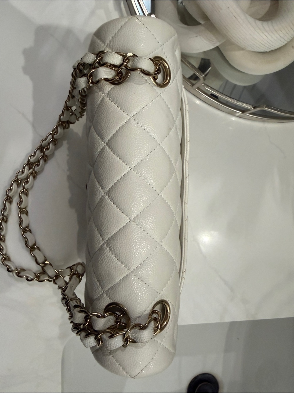 CHANEL White Quilted Shoulder Bag with Gold Hardware - Picture 4 of 7